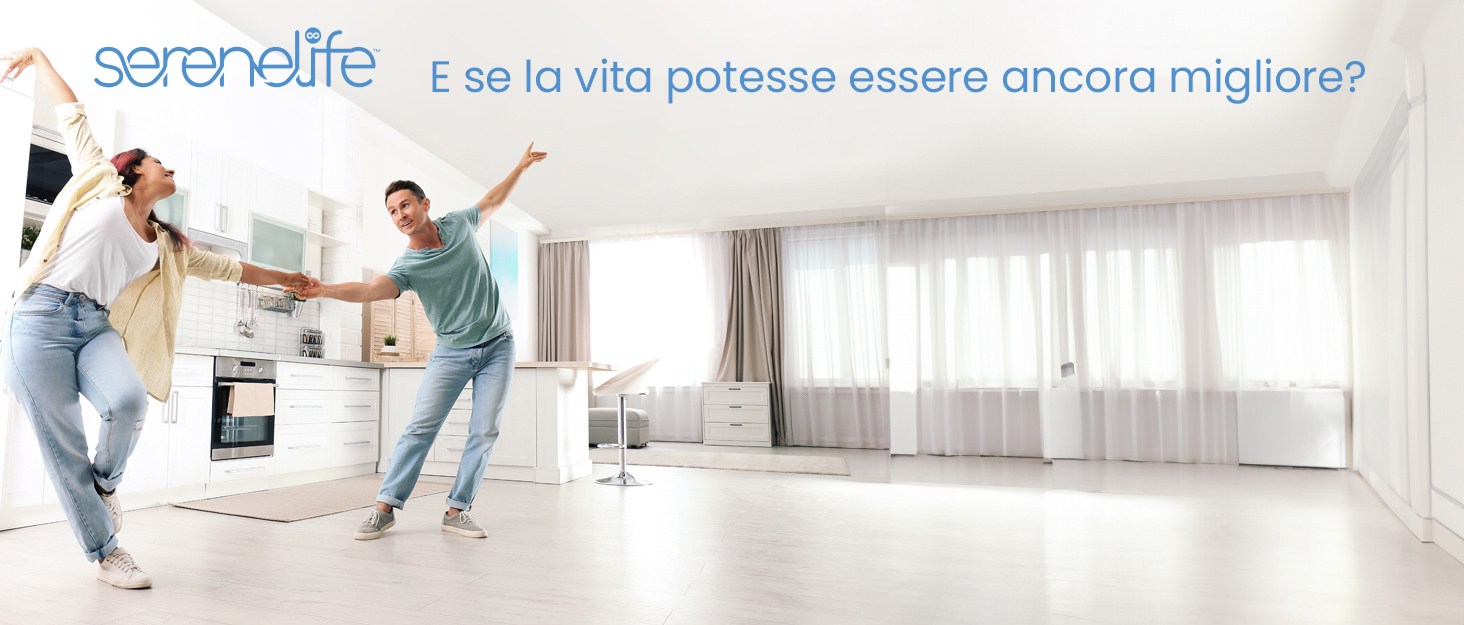 Interno della cucina luminoso e moderno con ampie finestre e mobili bianchi. Marchio SereneLife con testo in italiano sovrapposto