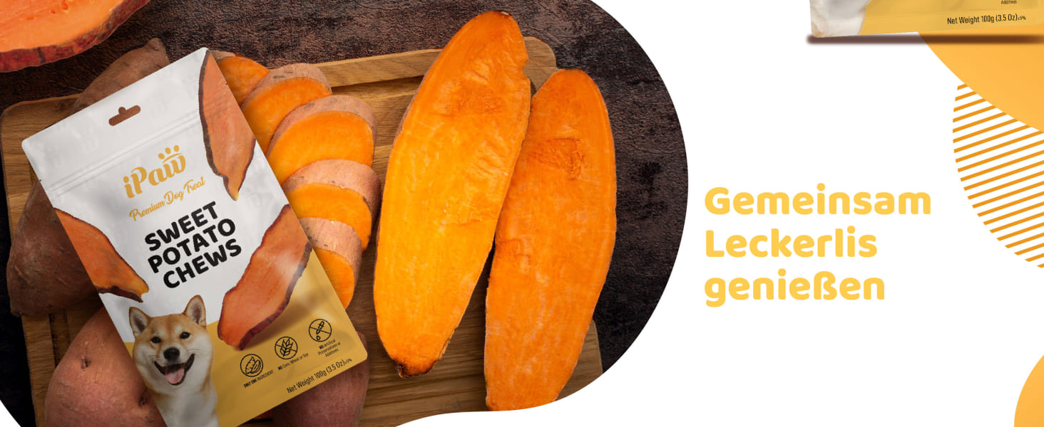 Packung mit Hundeleckerlis mit der Aufschrift „Sweet Potato Chews“ neben ganzen und geschnittenen Süßkartoffeln auf einem Holzschneidebrett. Deutscher Text in der Ecke sichtbar