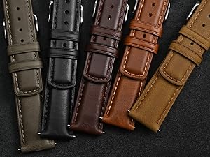 Cinq bracelets de montre en cuir de différentes nuances de brun et de noir, disposés côte à côte. Chaque bracelet est doté d'une fermeture à boucle et de bords cousus