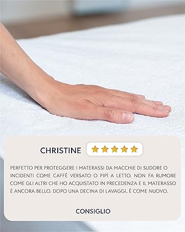 La mano tocca una superficie bianca, probabilmente un materasso. Recensione a cinque stelle di Christine che elogia la durata e la qualità del prodotto dopo il
