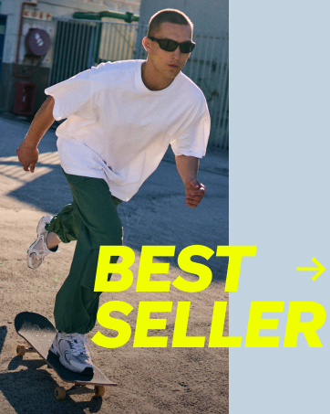 Homme faisant du skateboard en t-shirt blanc, pantalon vert et baskets. Image superposée avec le texte « BEST SELLER » jaune vif