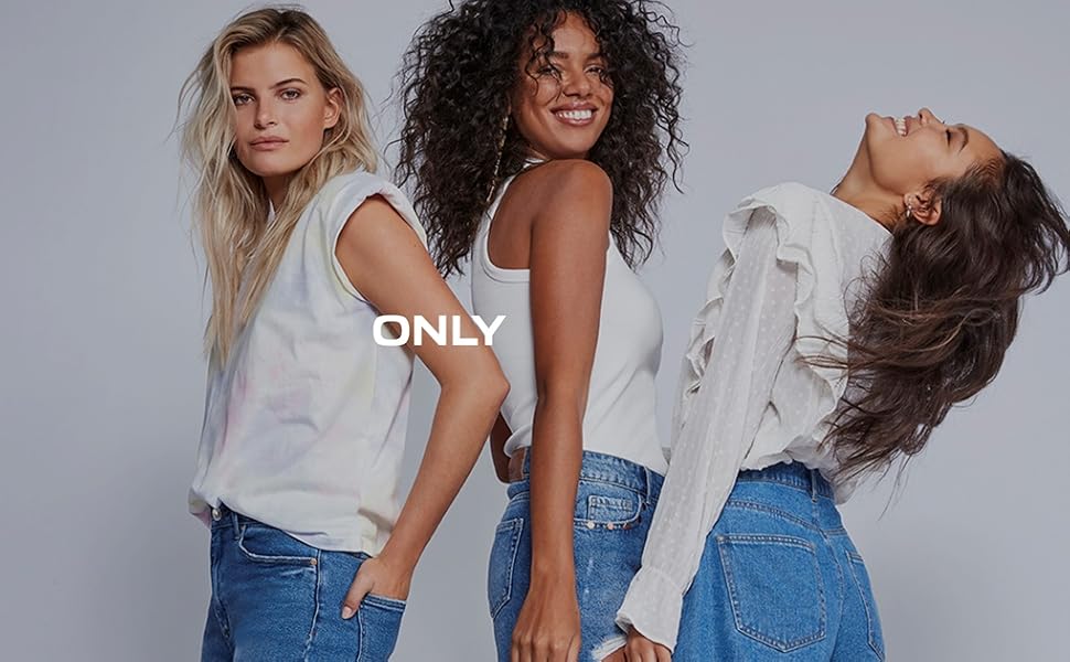 Personas vestidas con ropa casual que entablan una conversación en lo que parece ser un entorno profesional o de oficina.