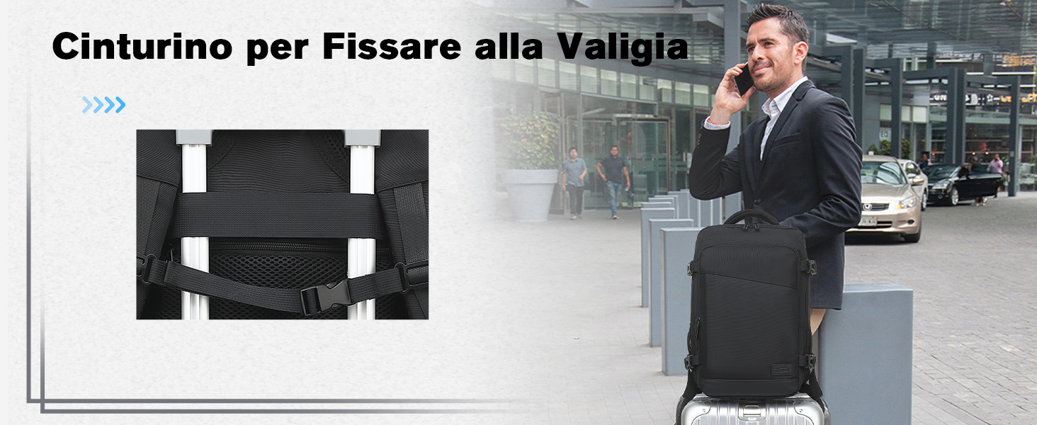 Cinghia per bagagli con fibbia regolabile mostrata in primo piano. L'uomo in giacca e cravatta siede sul bagaglio all'esterno, dimostrando l'uso del prodotto per fissare