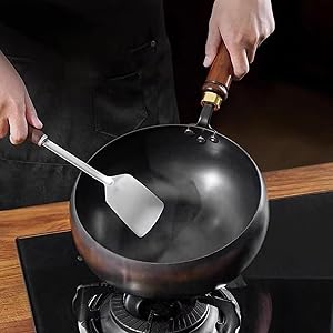 Eine Reihe von Kochbildern, die zeigen, wie ein schwarzer Wok oder eine Pfanne erhitzt wird und Öl auf einem dunklen Herd hinzugefügt wird, um die Zubereitung des Kochens zu demonstrieren.