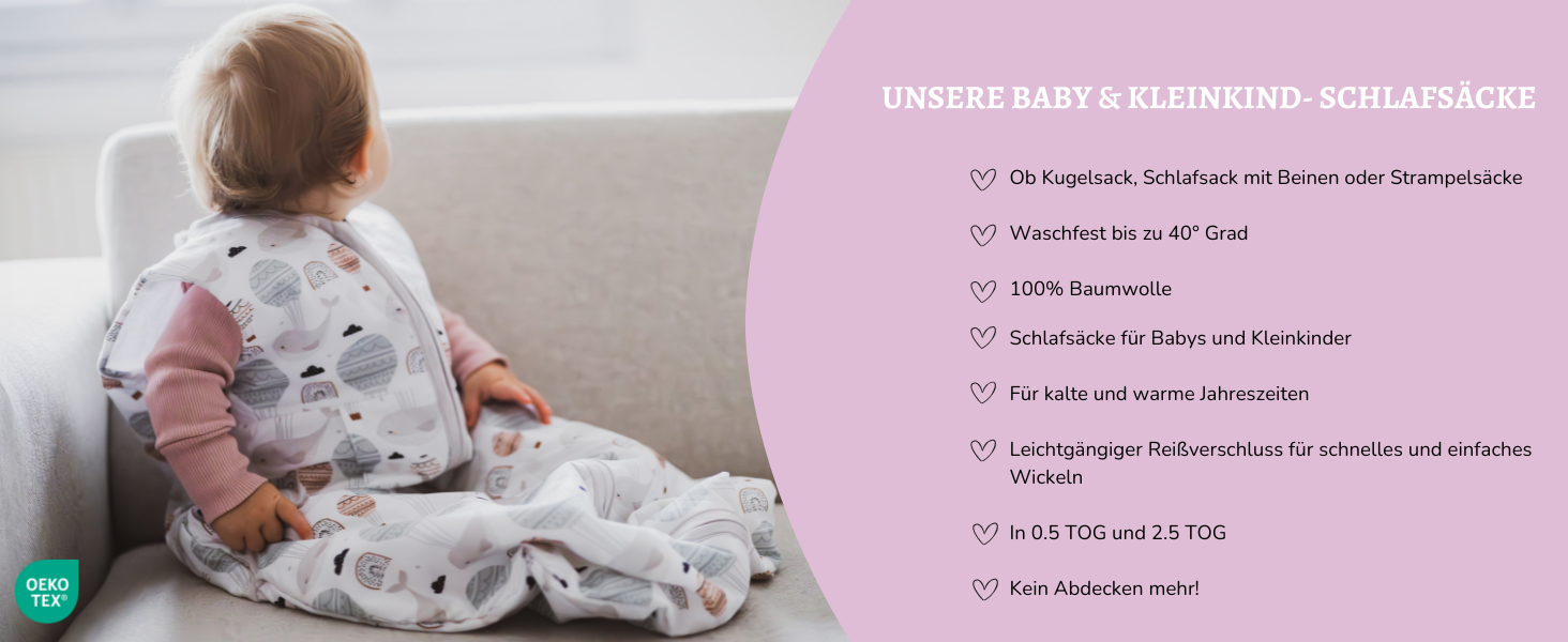 Baby trägt einen Schlafsack mit Tiermotiv und sitzt auf einer Couch. Das pinke Overlay listet Produktmerkmale auf Deutsch auf, einschließlich Temperaturregulierung und Sicherheitsmerkmalen