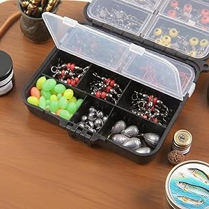 Organizer-Box aus Kunststoff mit farbigen Angelködern und Angelzubehör. Es sind mehrere Fächer sichtbar, in denen verschiedene Angelteile aufbewahrt werden.