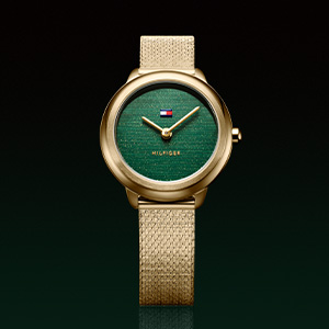 Reloj de pulsera de lujo con esfera de malaquita verde y correa de malla dorada sobre fondo oscuro, ángulo alterno.