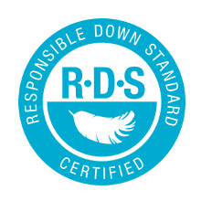 Rundes blau-weißes Logo mit dem Text „RESPONSIBLE DOWN STANDARD“ am Rand. In der Mitte befindet sich „R•D•S“ über einem weißen Federsymbol und