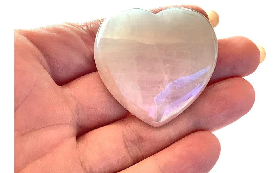 Nahaufnahme, in der die Hände die Verwendung einer durchsichtigen Kontaktlinse demonstrieren und die richtige Handhabung und Einführtechnik zeigen.