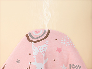 Rosafarbener Kinderpullover mit weißem Häschenmuster. Mit braunem Rand am Dekolleté und dekorativem Sternenmuster