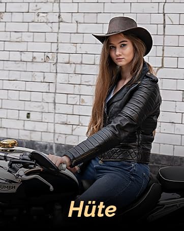 Der Text lautet „Hüte“. Grauer Fedorahut mit breiter Krempe und schwarze Motorradjacke aus Leder, abgebildet auf einem Motorradfahrer vor einer weißen Ziegelmauer. Triumph-Motorrad im Rahmen sichtbar.