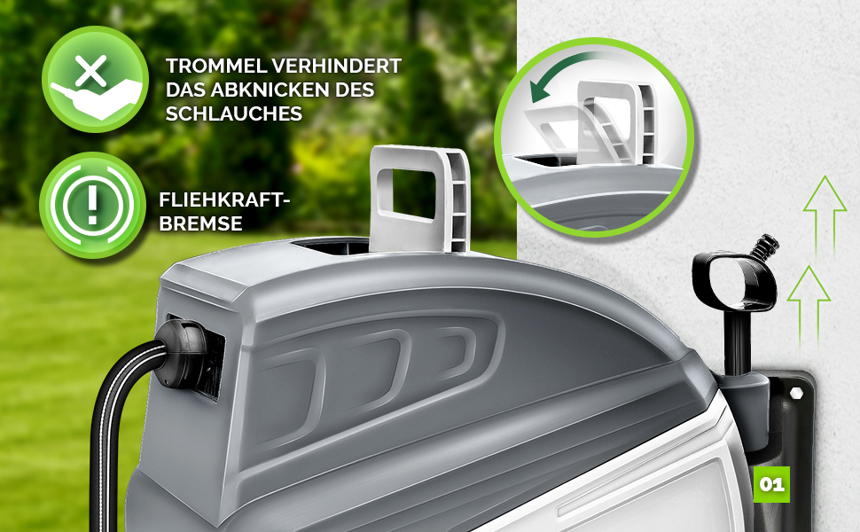 Grijze tuinslanghaspel met wielen. Uitgelichte functies zijn onder meer een trommel om knikken te voorkomen en een momentumrem. Buitenomgeving zichtbaar.