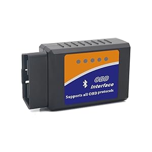 Adaptateur électronique ou convertisseur noir avec étiquetage orange et bleu sur fond blanc.