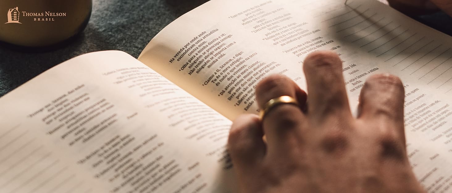 Imagem do miolo da Bíblia NVI com espaço para anotações, Leitura Perfeita, Mãos que oram