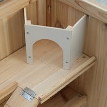 Weiße Holzbogenkonstruktion in einem unfertigen Holzschrank oder Gehege. Sichtbares Scharnier an der unteren Holzplatte. Scheint Teil eines DIY- oder maßgefertigten Möbelprojekts zu sein.