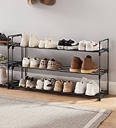 de metal negro de tres niveles con capacidad para varios pares de zapatos y zapatillas casuales en colores neutros.