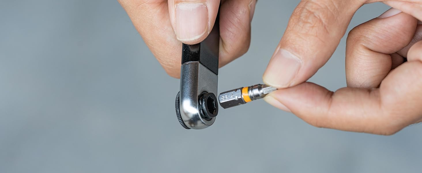 選択したビットをソケットに挿入します。届きにくいボルトには、必要に応じて延長ロッドを取り付けてください。