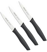 Set de tres cuchillos de cocina con hojas plateadas y mangos ergonómicos negros, dispuestos en paralelo sobre fondo blanco.