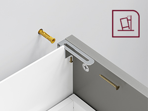 Közeli kép egy szürke fémkonzolról, amelyen aranyszínű csavarok vannak egy fehér felülethez rögzítve. Egy kis piros négyzet szimbólum látható.