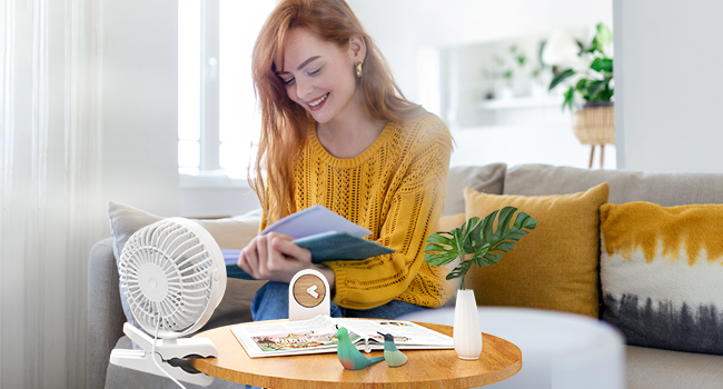 The clip fan can be used while charging. It is convenient for desktops, office.