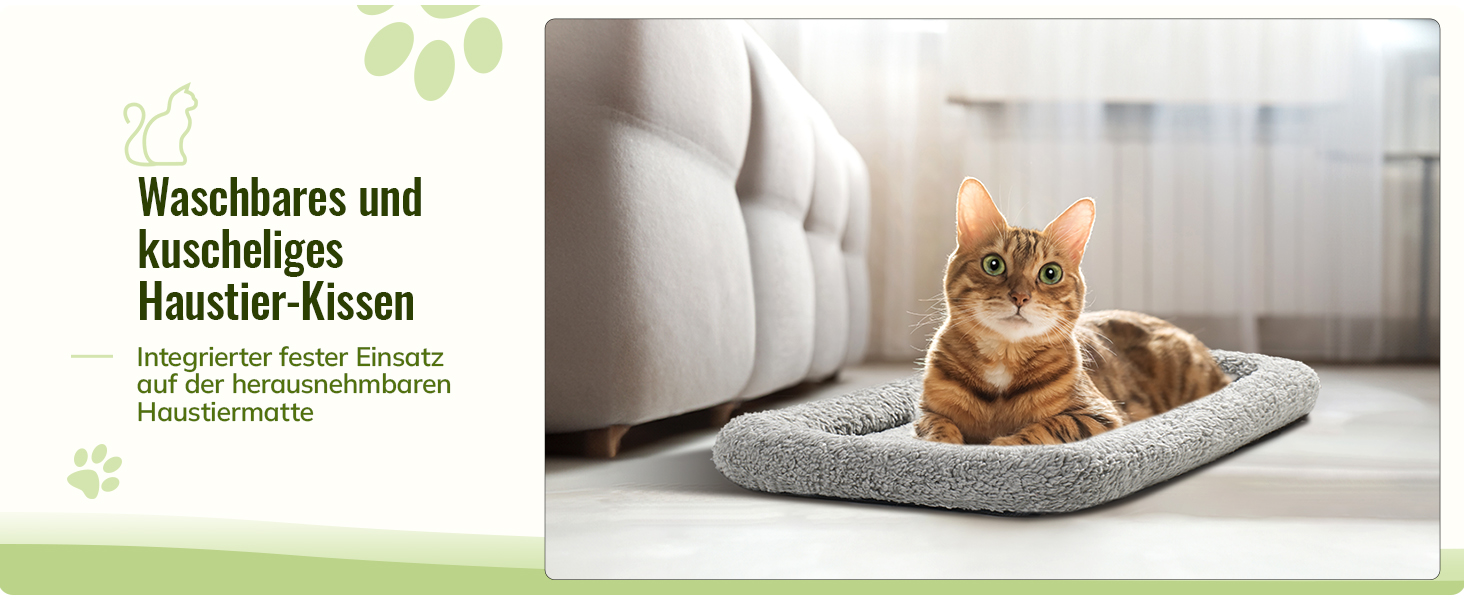 Graue, gepolsterte Bettmatte für Haustiere mit strukturierter Oberfläche, abgebildet im Wohnzimmer, auf der eine Katze neben der beigen Couch ruht