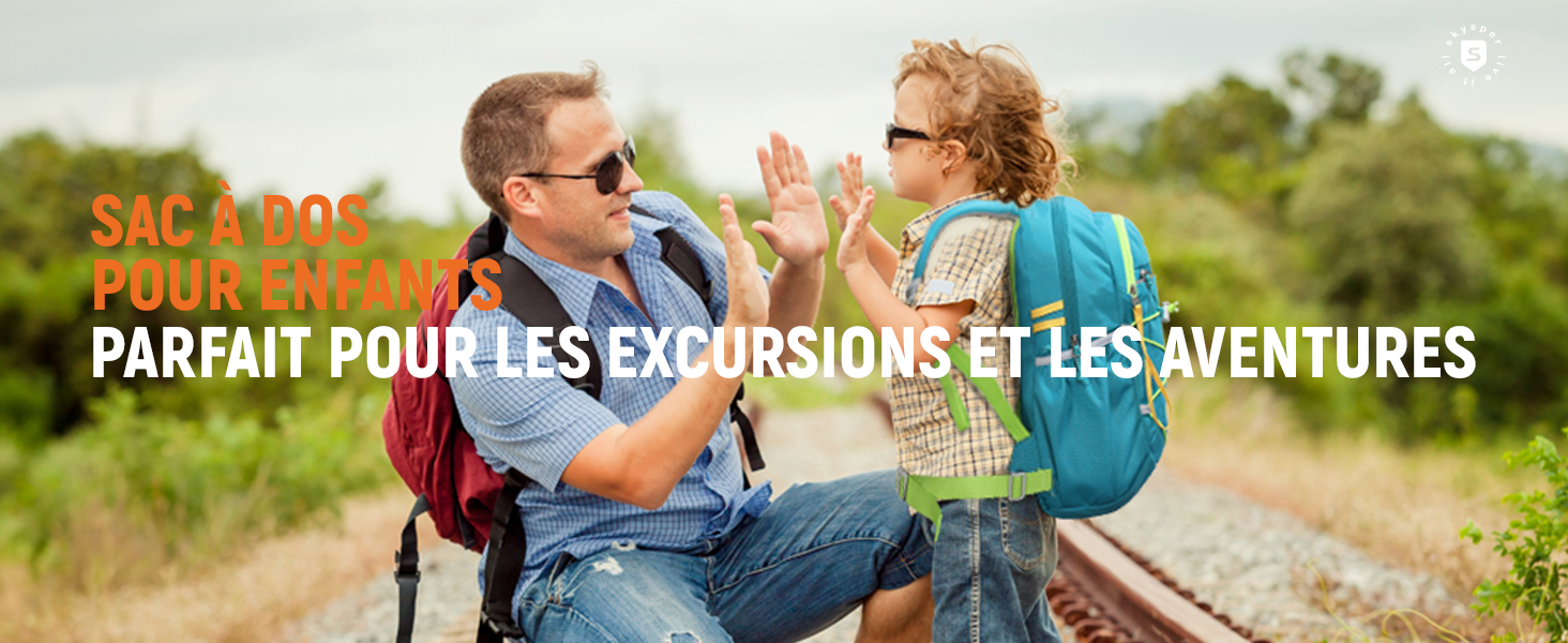 Deux personnes sur un sentier de randonnée, portant des sacs à dos et des lunettes de soleil. Le texte orange superposé en français mentionne les excursions et les aventures