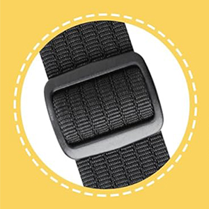 Alfombrilla de coche de goma texturizada negra con cierre ajustable que se muestra sobre un fondo circular amarillo con borde blanco punteado.