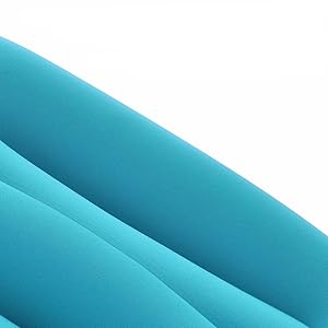 Gros plan d'un tissu bleu turquoise plié à la texture lisse et mate. Le matériau semble léger et souple, avec des plis et des plis visibles