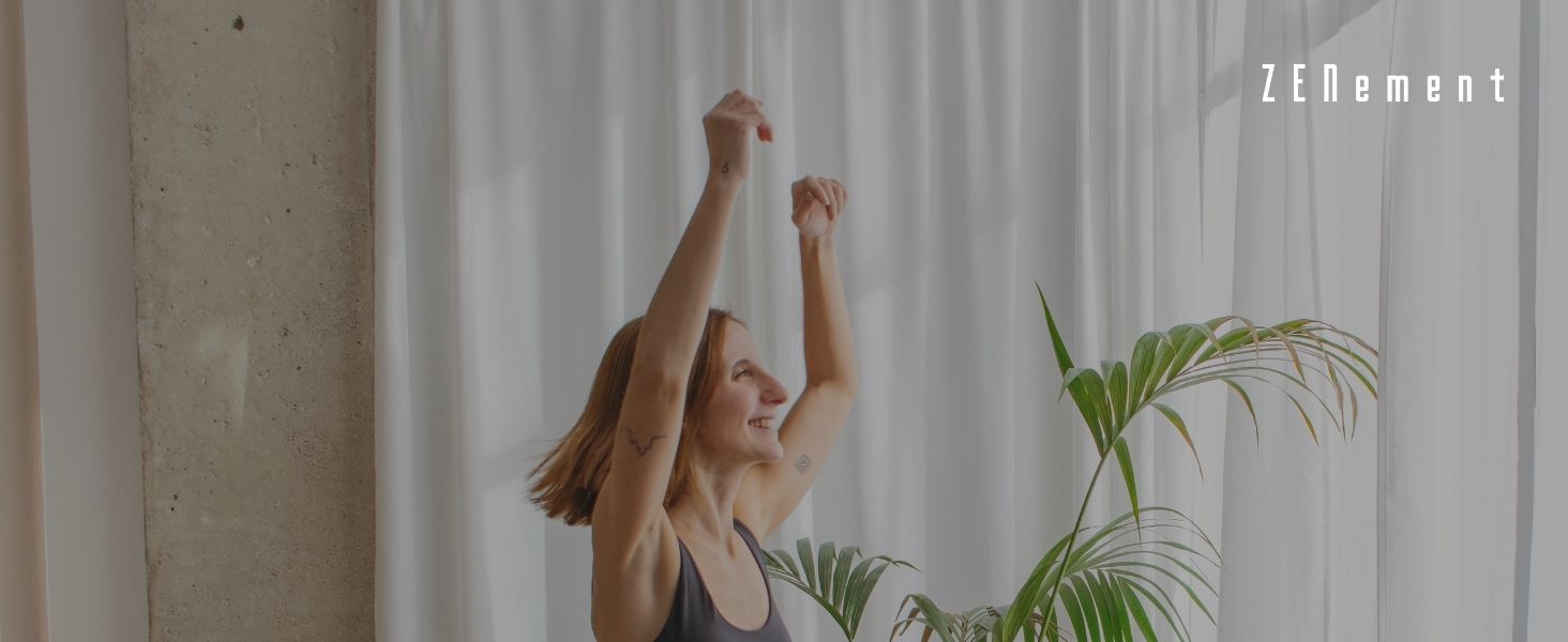 una donna che si allunga in una posa yoga