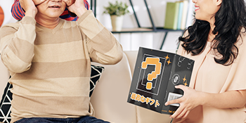 皿を捧げる犬さん 飾り物 家族 子供 友人 恋人 誕生日 記念日 クリスマス 新年 プレゼント