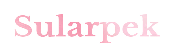 Grand texte rose affichant le mot « Sularpek » sur fond blanc. Le texte semble être un logo ou un nom de marque.