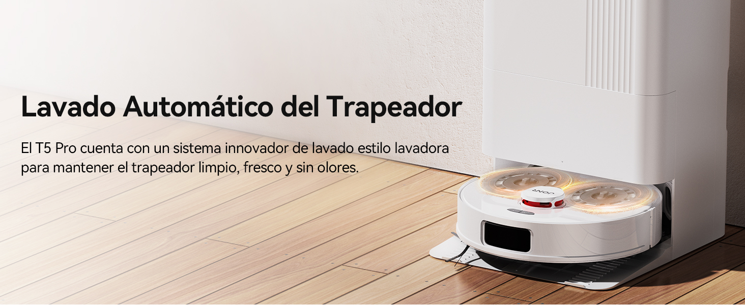 sobre suelo de madera junto a una pared blanca. El dispositivo cuenta con un sistema automático de limpieza con mopa para un mantenimiento fresco y sin olores, como se indica en el texto en español