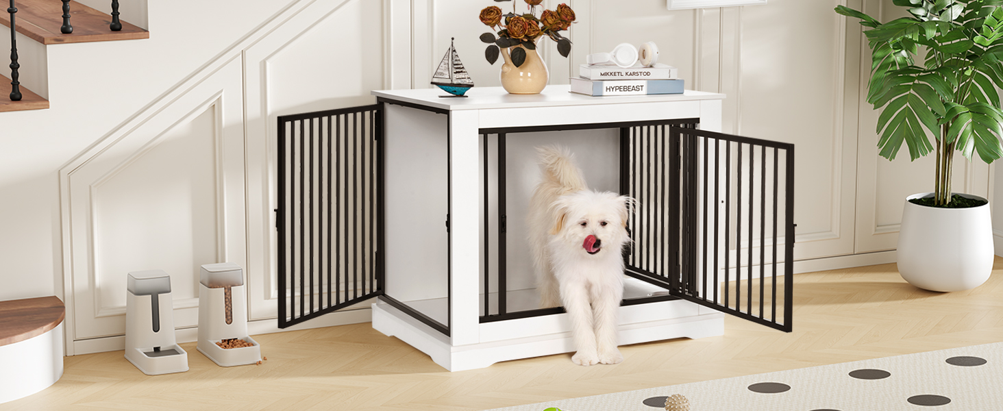 Freistehendes Torsystem für Haustiere mit schwarzen Metallstäben, die am unteren Ende der weißen Treppe angebracht sind. Weißer Hund hinter dem Tor mit dekorativen Pflanzen und Holzboden im Hintergrund sichtbar.