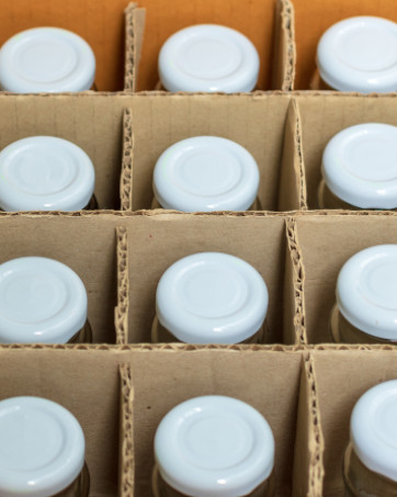 Saftflaschen mit Deckel sicher verpackt Leere Glasflaschen zum Befüllen und Aufbewahren