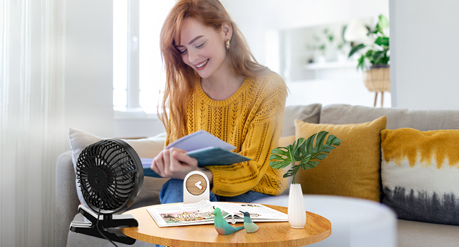 The clip fan can be used while charging. It is convenient for desktops, office.