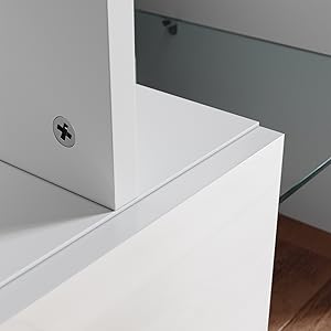 eine Nahaufnahme der weißen Schränke und der Spüle