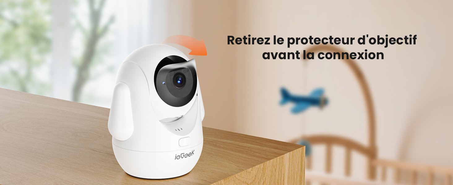 Le texte se lit comme suit : « Retirez le protecteur d'objectif avant la connexion ». Caméra de sécurité blanche ou dispositif de surveillance affiché sur fond beige.