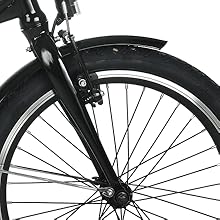 Nahaufnahmen eines Fahrradrads mit schwarzen Speichen und Felge, die detaillierte Winkel der Radkonstruktion und der Nabenbaugruppe zeigen.