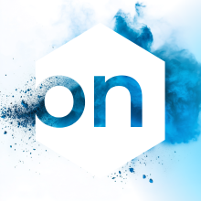 Fragment de texte « activé » en blanc sur fond d'aquarelle dans des tons bleu vif