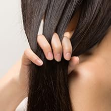una donna con i capelli lunghi che si toglie i capelli