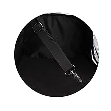 Nahaufnahme eines schwarzen Armbands mit Metallschnalle vor dunklem Hintergrund.