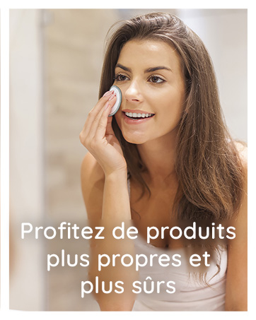 femme se démaquillant avec un coton démaquillant lavable