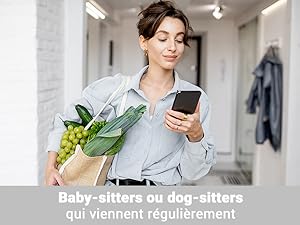 Femme en chemise bleu clair tenant un téléphone et des courses dans le couloir. Le texte suggère un service pour les baby-sitters ou les dog-sitters