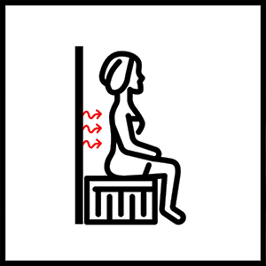 Einfache Strichzeichnung einer sitzenden Figur. Rote Wellenlinien in der Nähe des Rückens deuten auf eine korrekte Körperhaltung oder ergonomische Unterstützung