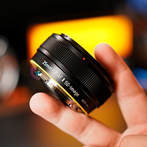25mm F1.8 写真が上達！単焦点レンズ！軽量！お散歩レンズ！SONY対応！ Amazon.co.jp: SG-image AF 25mm F1.8 APS-C Eマウント ソニーE
