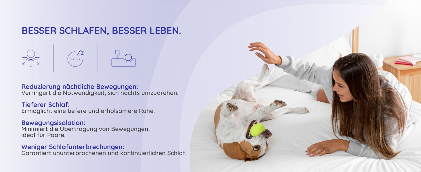 ein Hund, der mit einem Tennisball im Maul auf einem Bett liegt.