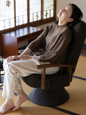 エムール　高座椅子「ゆるり」ブラウン Amazon｜エムール リクライニングチェア 高齢者 椅子 高座椅子