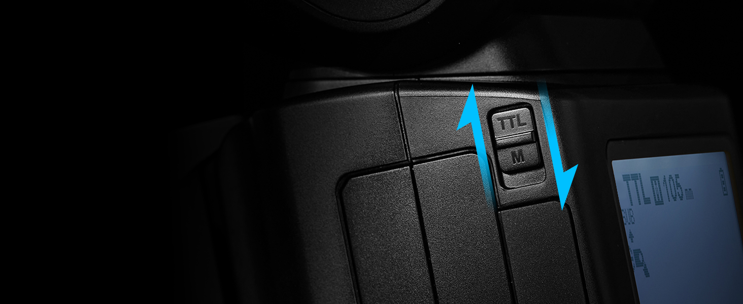 Nahaufnahme einer schwarzen Computermaus mit blauen Pfeilen, die die Scrollrichtung angeben. Teilansicht eines Bildschirms oder einer Anzeige im Hintergrund