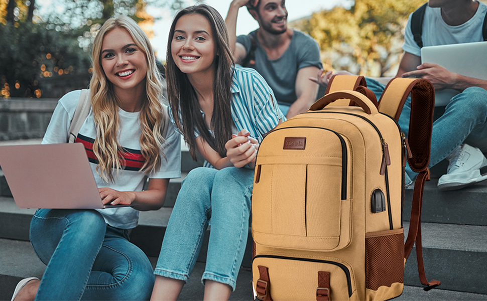 une femme et deux femmes assises sur un banc avec un sac à dos en arrière-plan.