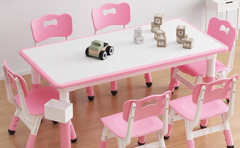 Conjunto de muebles para niños con mesas blancas y sillas rosas en un aula o entorno educativo, que muestra múltiples configuraciones de arreglos.